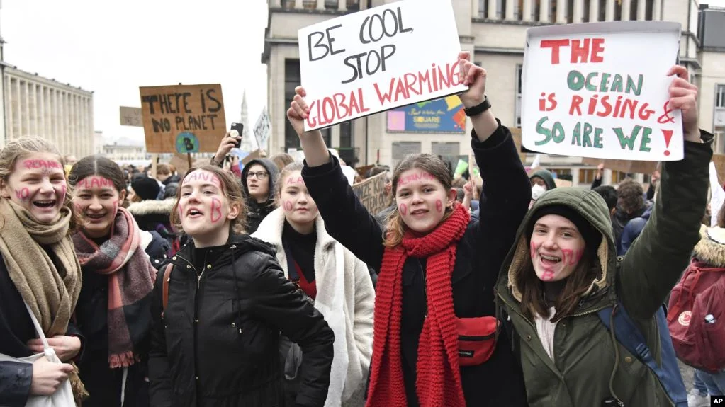Siswa-siswa sekolah memprotes kebijakan pemerintah soal iklim dalam aksi unjuk rasa